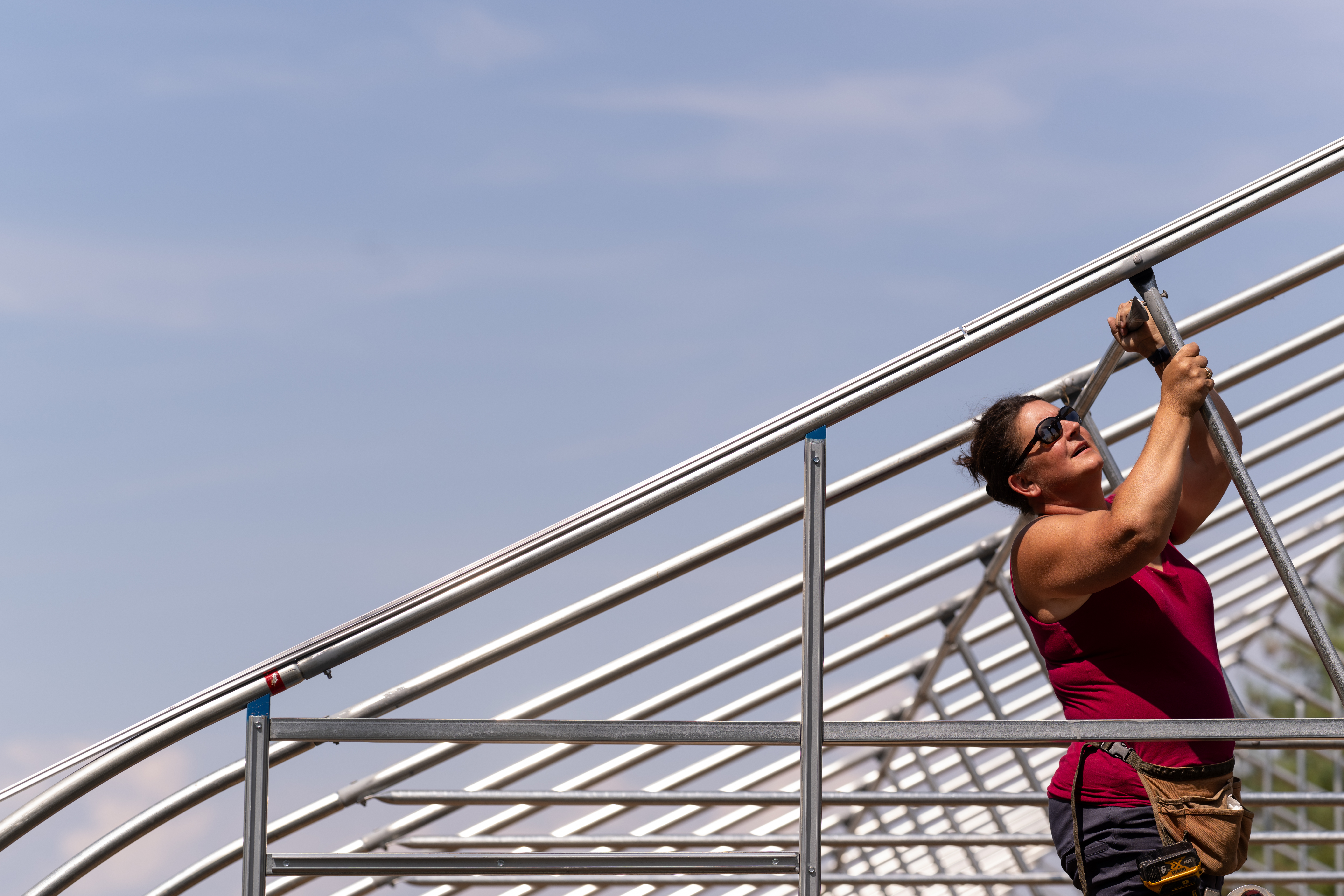 womaninstallingniftyhoopframe